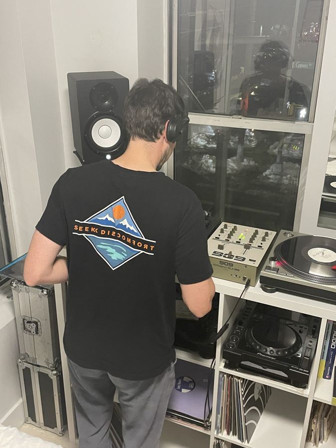 Student practicing on turntables in a Long Blend lesson